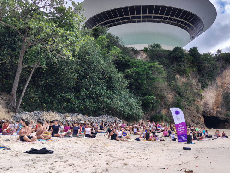 “yoga-na-praia”-de-abril-sera-realizado-no-domingo,-dia-12,-a-partir-das-8h,-na-praia-da-boa-viagem
