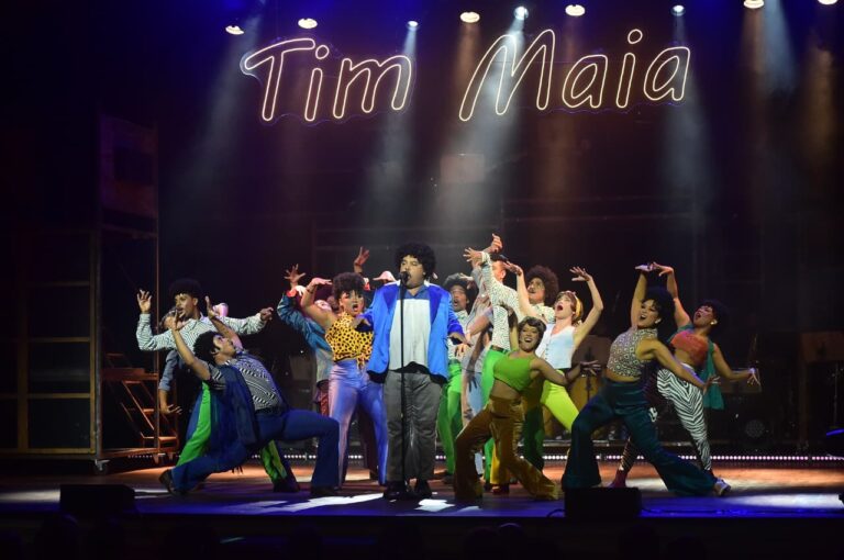 filho-de-tim-maia-recebe-medalha-leila-diniz-em-niteroi-na-estreia-do-musical-na-cidade